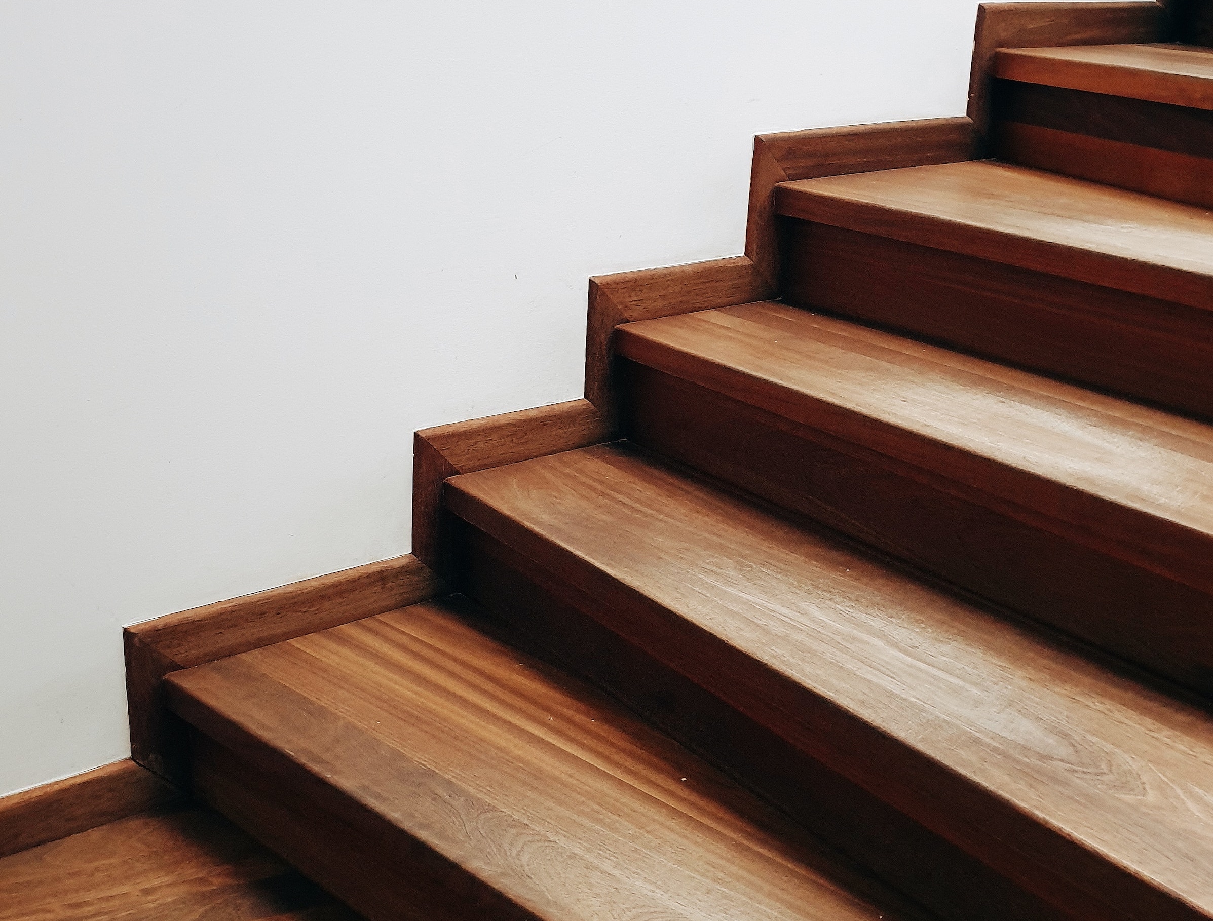 Trappsteg och räcken efter städning i BRF.